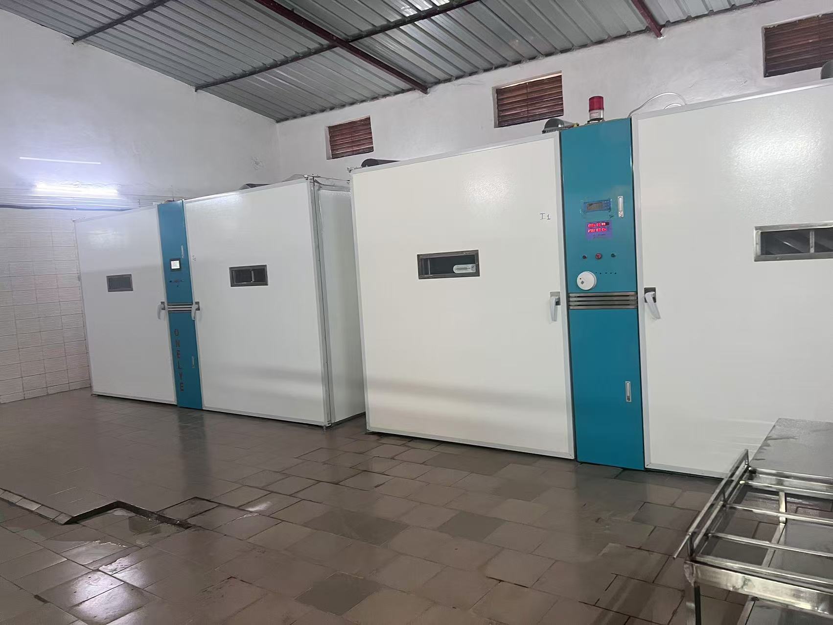 أحدث مدونات الشركة حول كيف تزيد الأتمتة معدلات الفقس إلى 98% في حاضنات البيض الحديثة